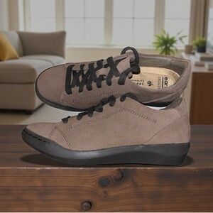 Women EARTH ORIGINS SWIFT SHEA Comfort SNEAKERS Taupe Suede Lace Up Sz 7 NIB